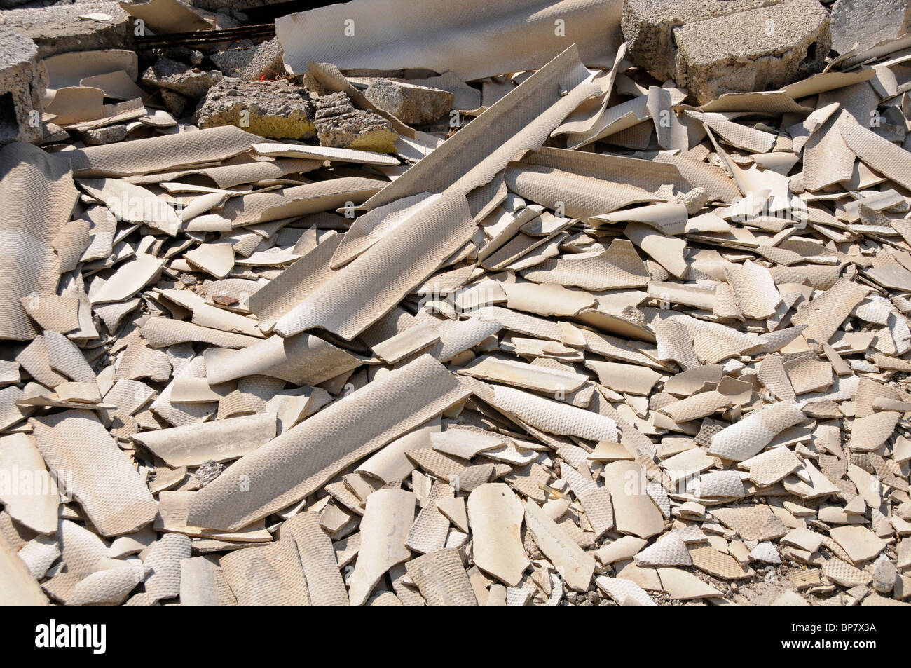 Scartato il cemento amianto lamiere di copertura su abbandonata fabbrica di cemento. Creta, Grecia. Foto Stock