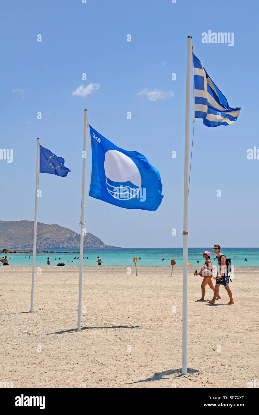 Bandiera blu sulla spiaggia. Elafonissis, Creta, Grecia Foto Stock