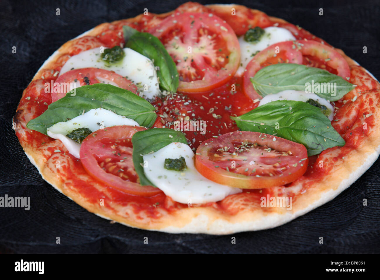 Pizza con basilico Foto Stock