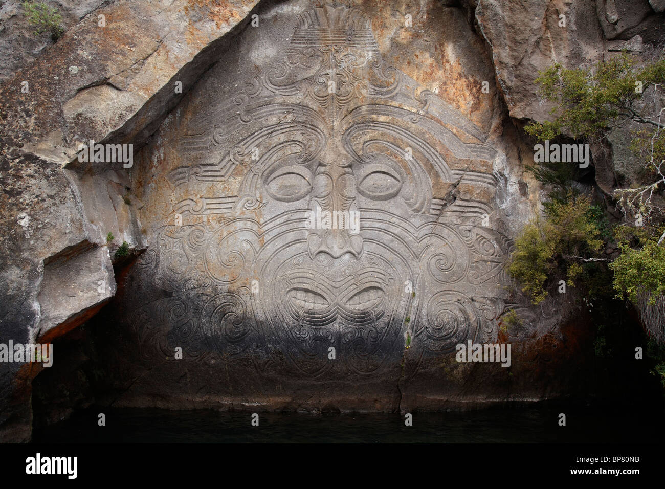 Una moderna Maori carving sul lato della scogliera di miniera Bay di Taupo, Nuova Zelanda Foto Stock