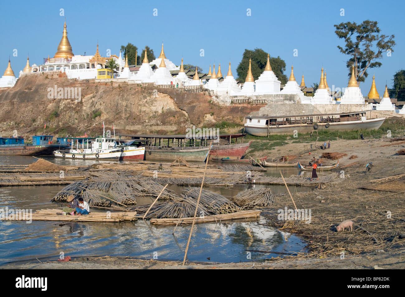 MYANMAR (Birmania) i monasteri buddisti nella città santa di SAGAING, vicino a Mandalay Foto © Julio Etchart Foto Stock