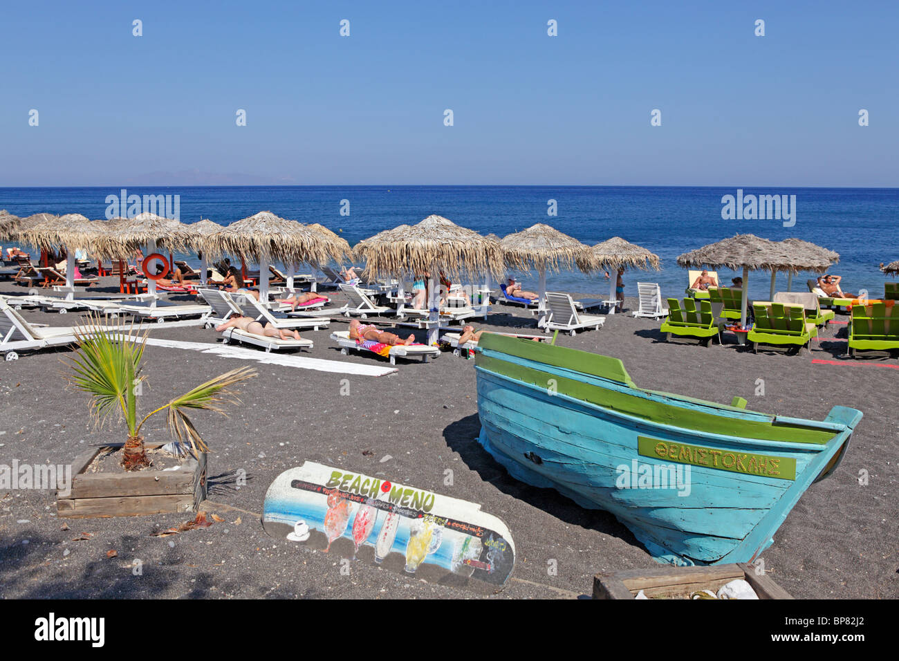 Spiaggia nera di Perissa, isola di Santorini, Cicladi, ISOLE DELL' EGEO, Grecia Foto Stock