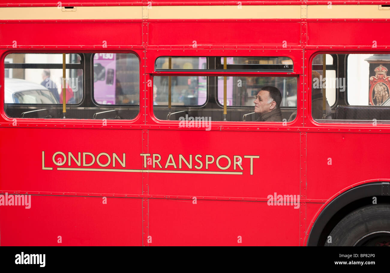 Il trasporto non affollate. Il ponte inferiore di un bus londinese è occupata da un maschio singolo ciclista. London, Regno Unito Foto Stock