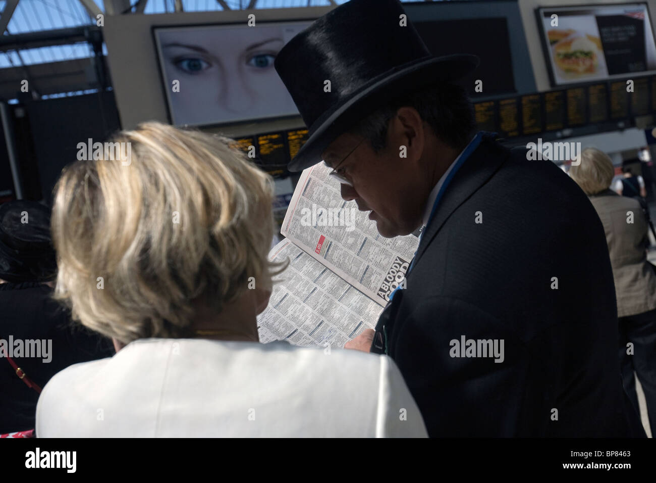 Racegoers presso la stazione di Waterloo in rotta per ascot Foto Stock