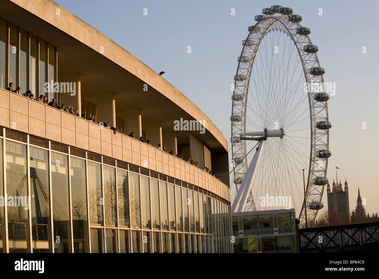 Royal Festival Hall con la London Eye South Bank di Londra Foto Stock