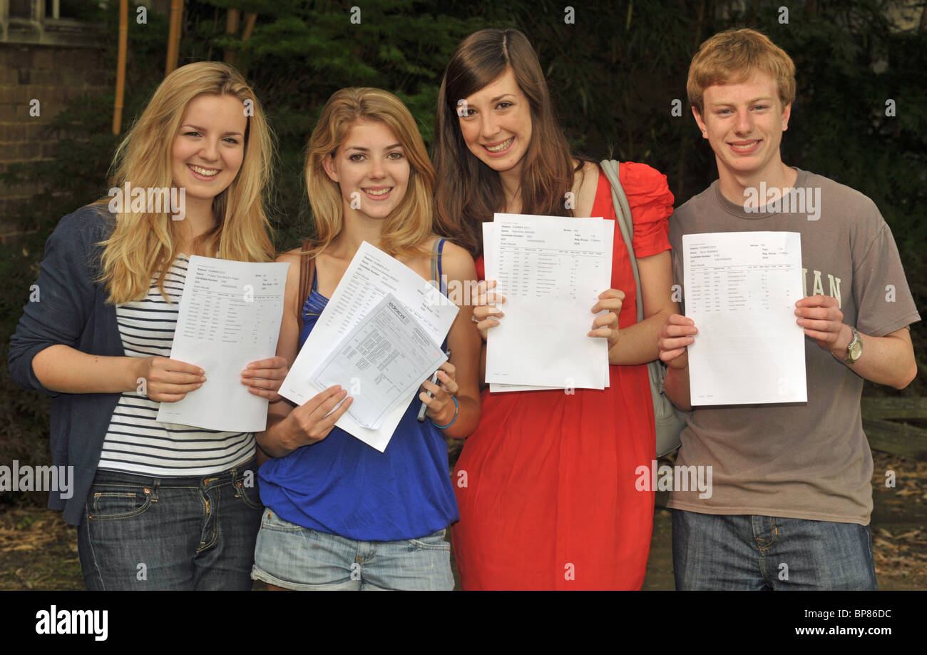Un (*) stella sesta forma studenti mostrando i risultati dei loro esami alla fotocamera Foto Stock