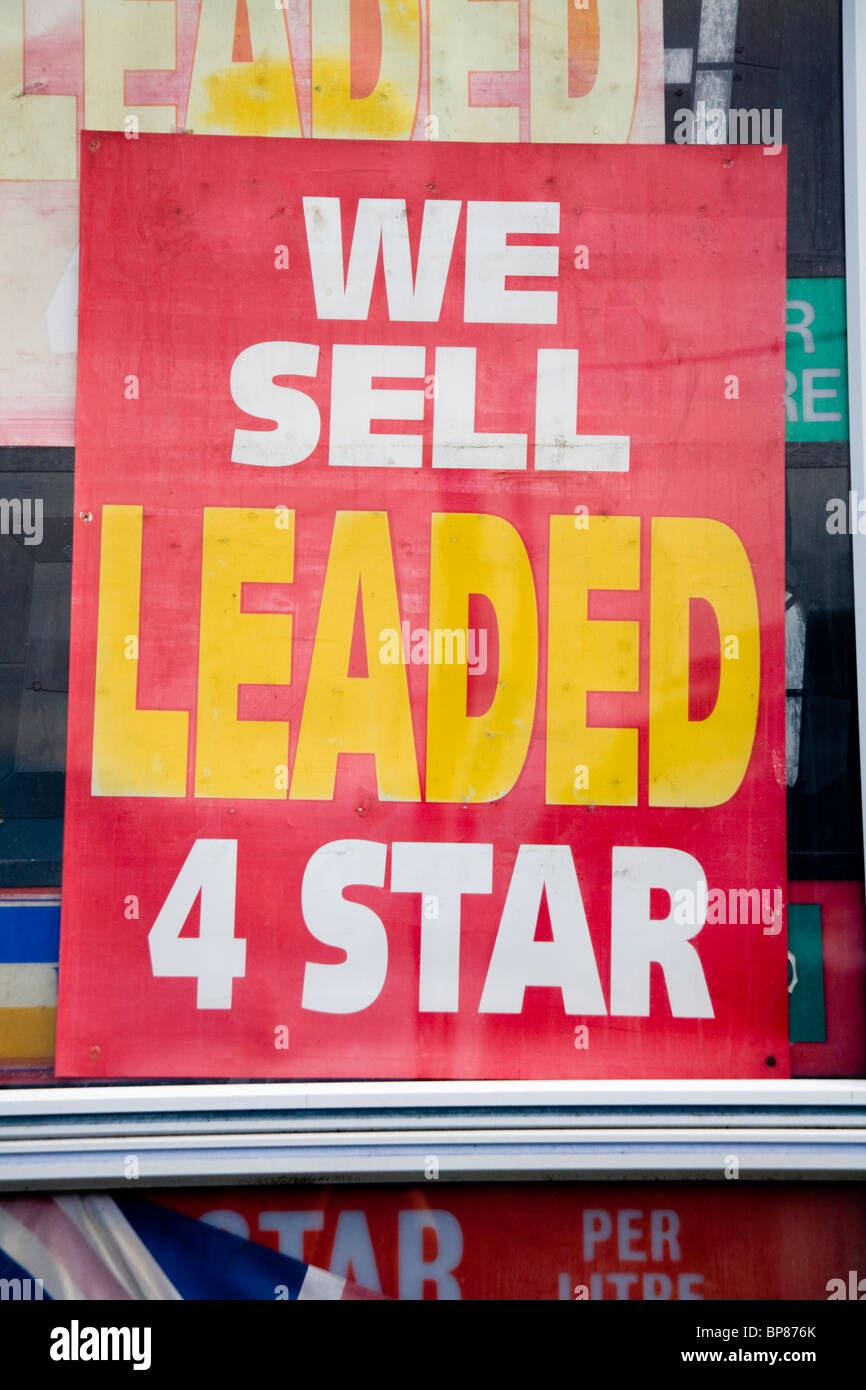 Poster pubblicitari a quattro stelle / 4 star benzina per la vendita in corrispondenza di una stazione di benzina. Foto Stock