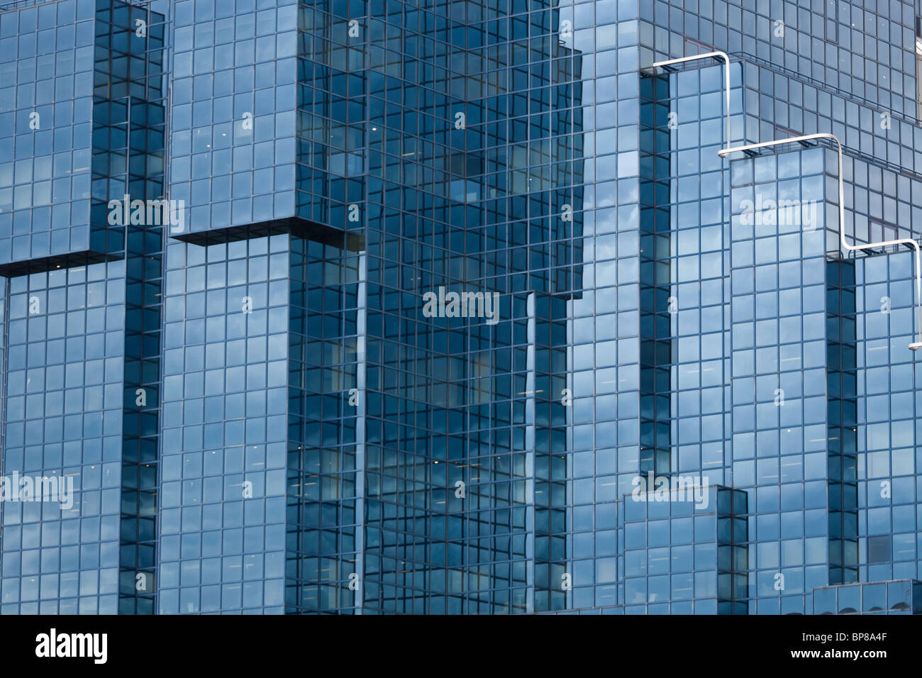 Torri di vetro di Londra. Blu di vetro riflettente e un array ripetitive di Windows Form la facciata di questo imponente edificio londinese Foto Stock