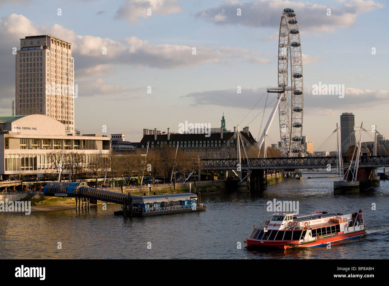 Il fiume il Tamigi da Waterloo Bridge con il Royal Festival Hall e per il London Eye South Bank di Londra Foto Stock