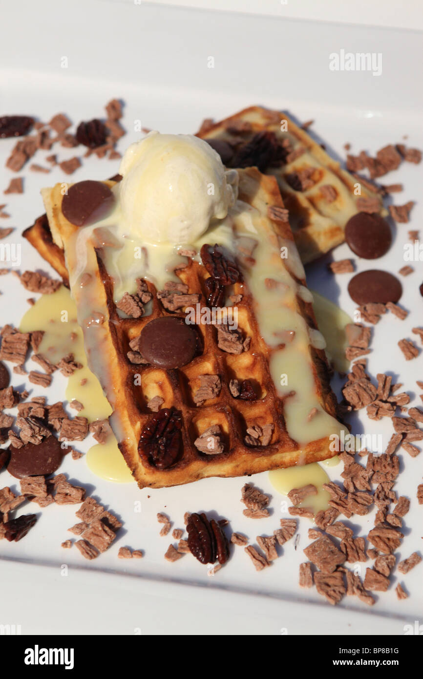 Waffle e gelato alla vaniglia Foto Stock