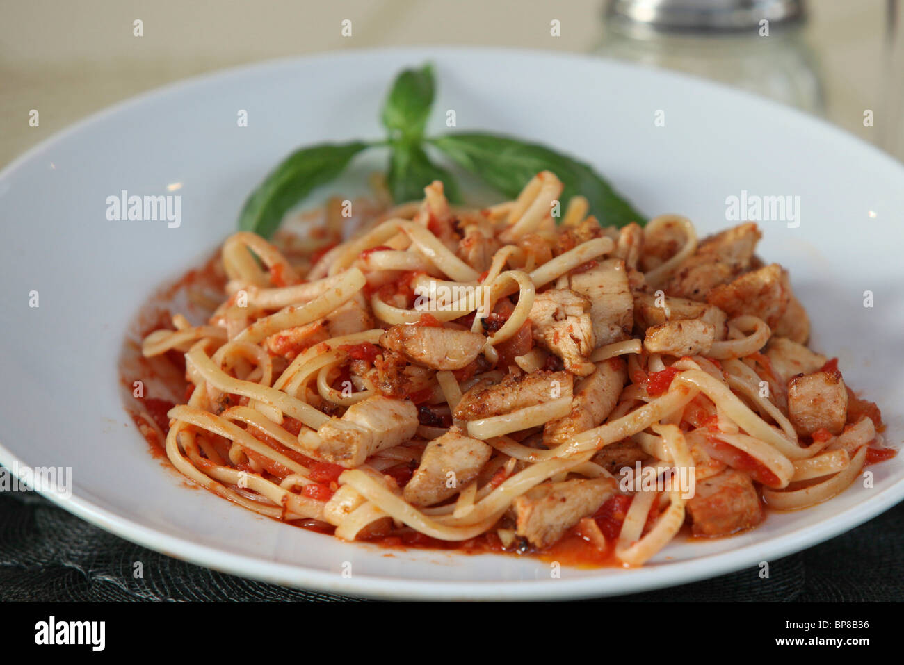 Piatto di Linguine con pollo e salsa di pomodoro Foto Stock