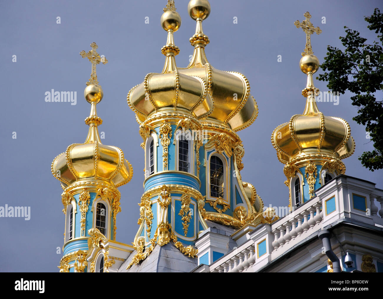 Vista di golden cupole a cipolla, il Palazzo di Caterina, Pushkin, San Pietroburgo, regione nord-occidentale, la Russia Foto Stock