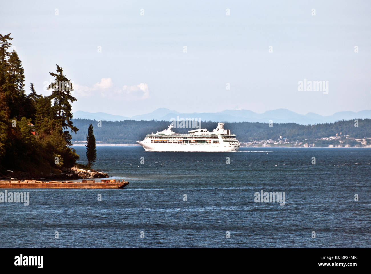 Bianco elegante nave da crociera capi fuori del Puget Sound passato una punta della penisola di Kitsap Washington verso l'oceano aperto & Alaska Foto Stock