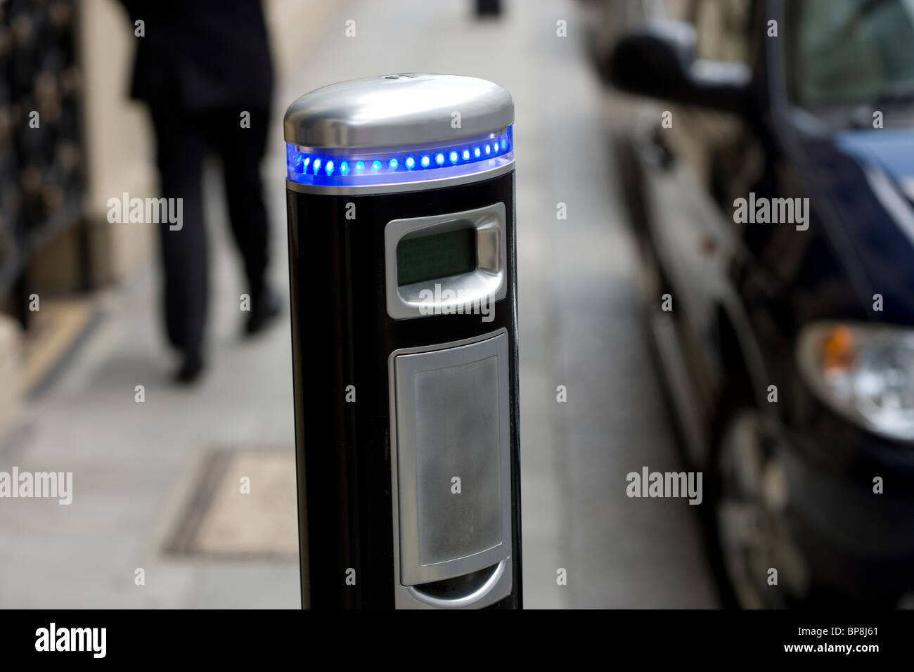 Veicolo elettrico post di ricarica blu con le luci a LED Foto Stock