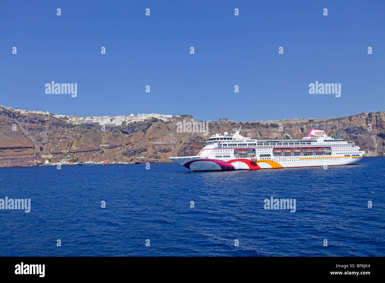Crociera off di ancoraggio Fira, Santorini, Cicladi, ISOLE DELL' EGEO, Grecia Foto Stock