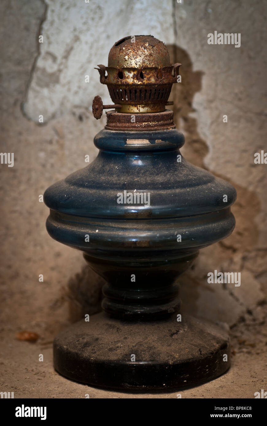 Vecchio arrugginito in ottone di paraffina olio lampada Foto Stock