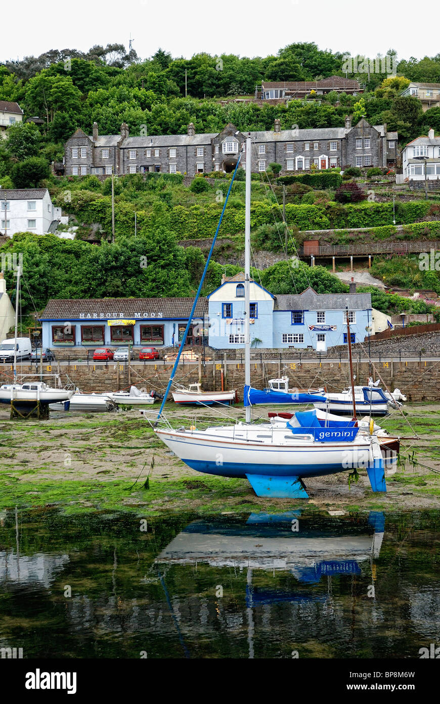Looe Cornwall barca a bassa marea England Regno Unito Foto Stock