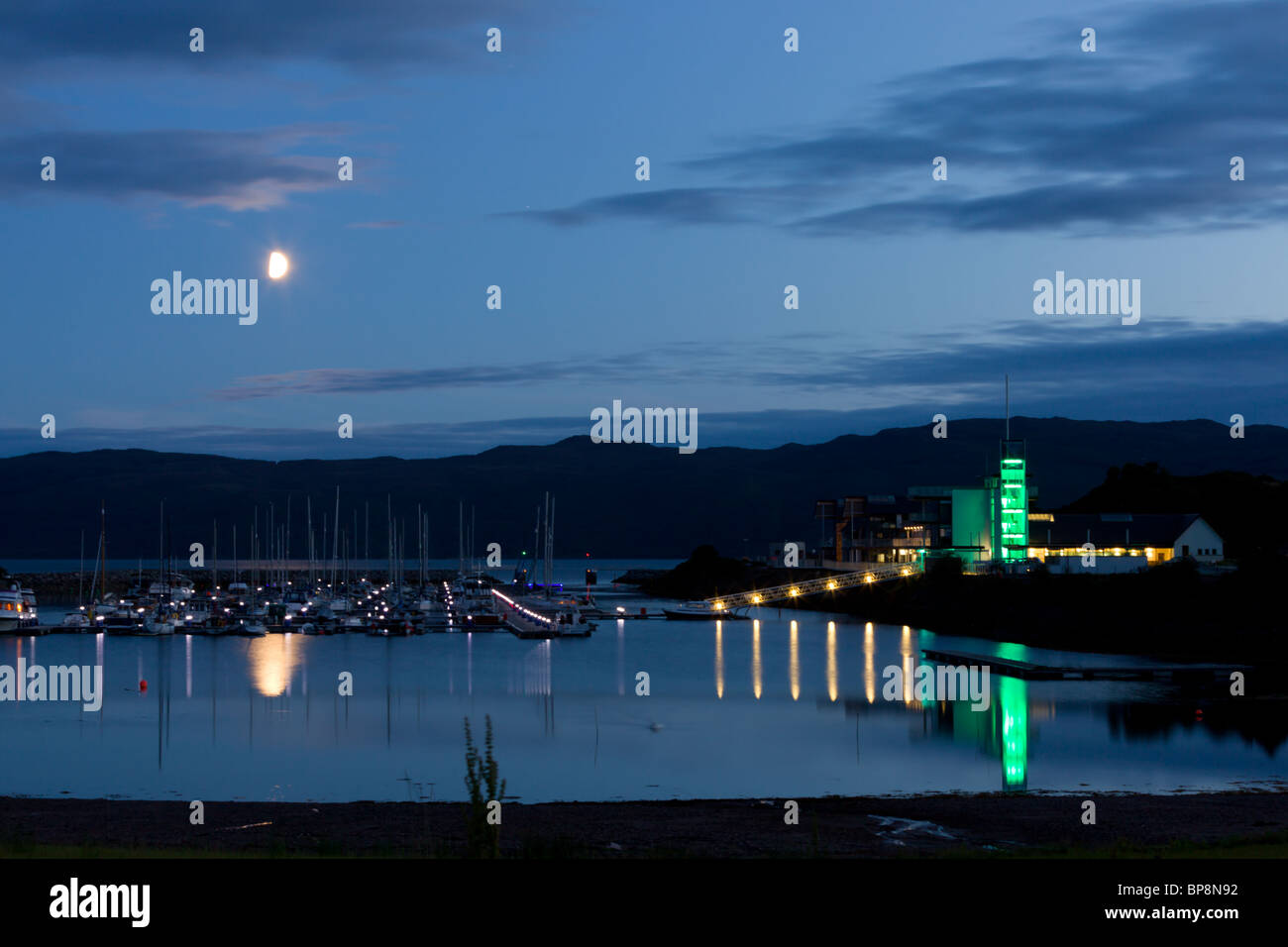 La nuova marina Portavadie complessa al crepuscolo Foto Stock