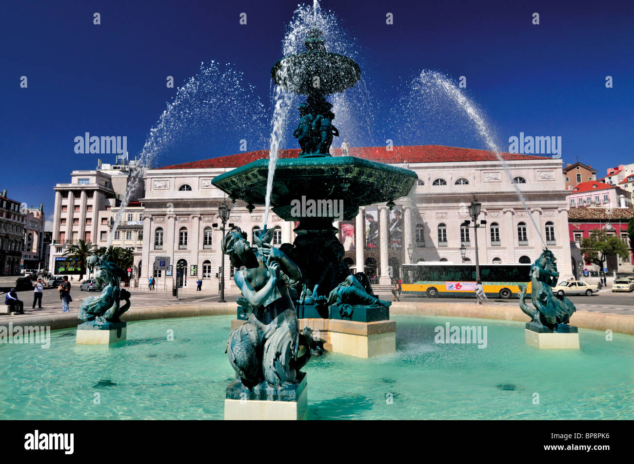 Portogallo: fontana nella piazza del Rossio in Lisbons downtown Foto Stock