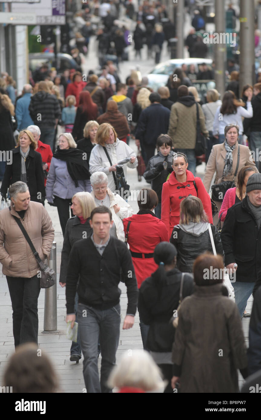 La folla degli acquirenti in Buchannan Street in Glasgow Foto Stock