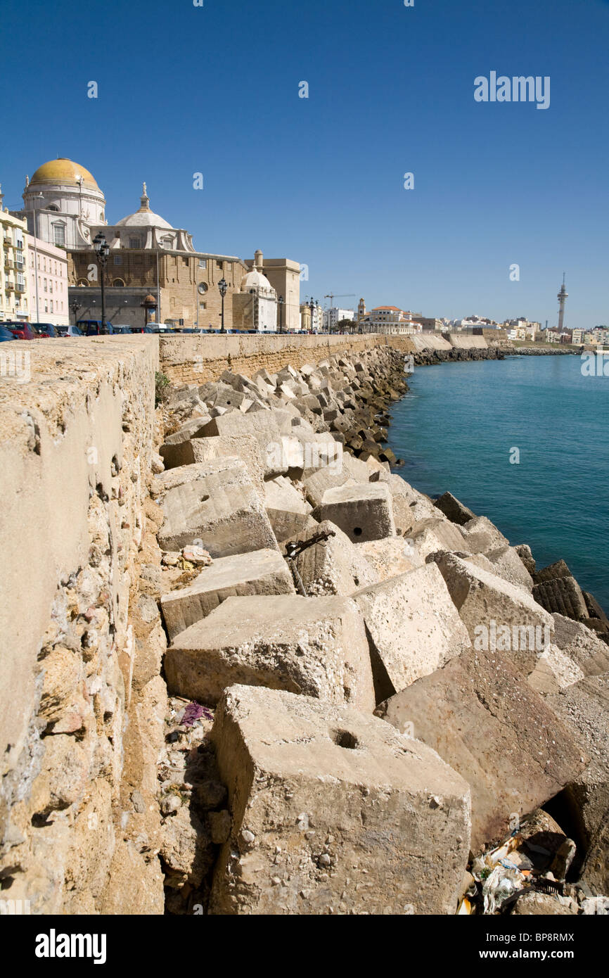 Spagnolo per la difesa del mare / difese realizzate in calcestruzzo e blocchi di pietra / blocco su una spiaggia di Cadice. Spagna. Foto Stock