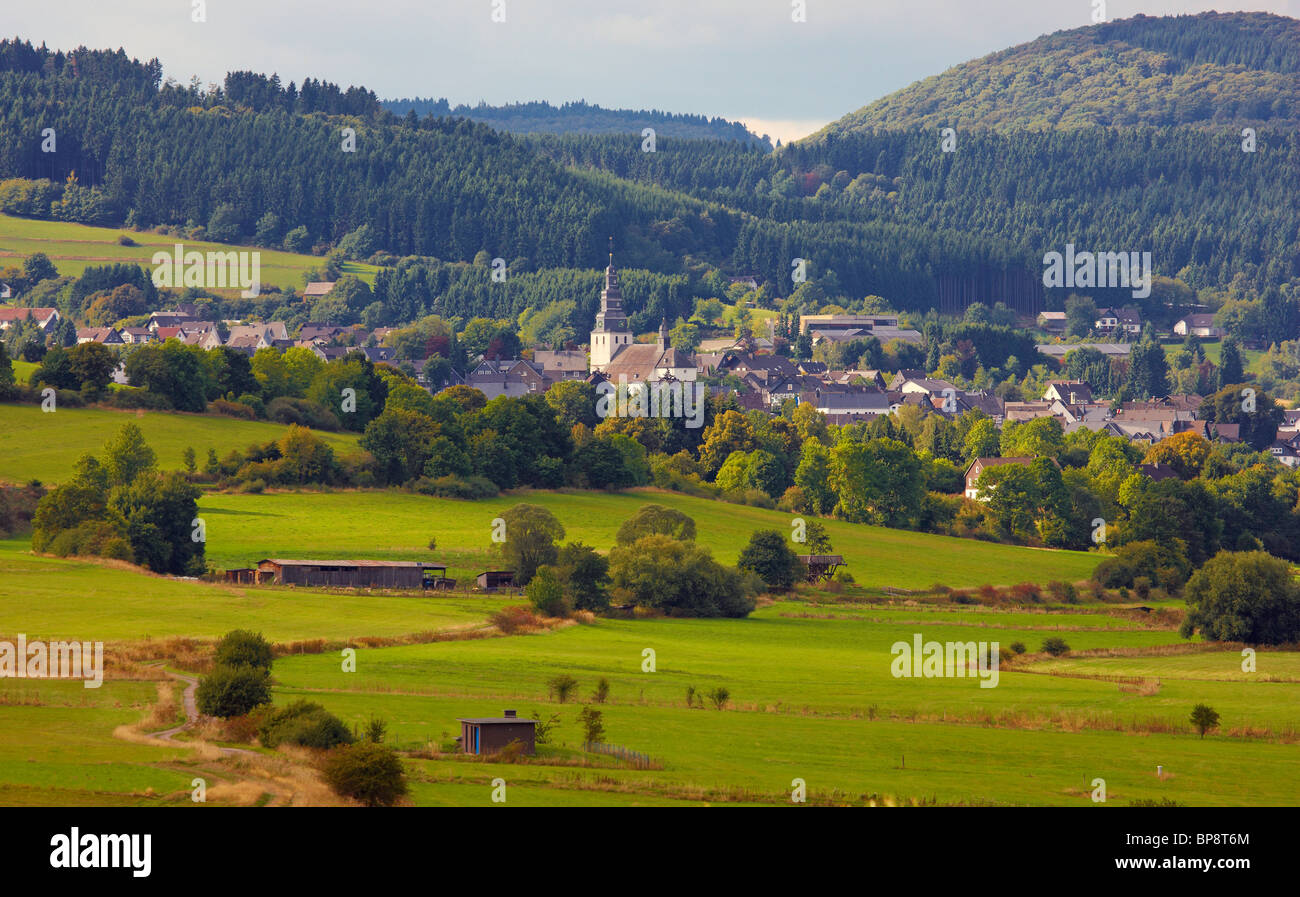 Fotografia all'aperto, inizio autunno, giorno, vista in Hallenberg, Sauerland, Renania settentrionale-Vestfalia, Germania, Europa Foto Stock