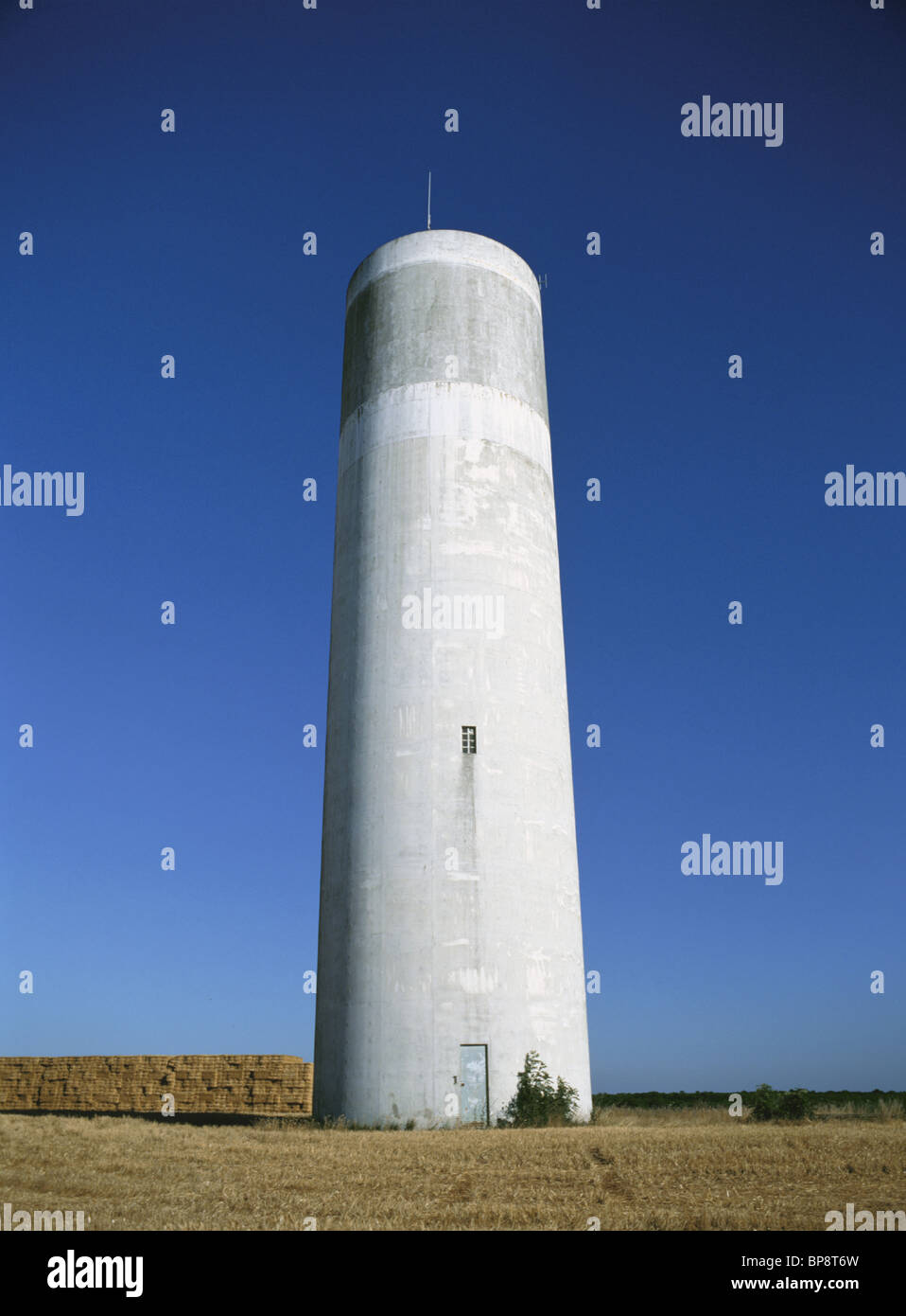 Un campo di grano ed un silo di cemento. Francia Foto Stock