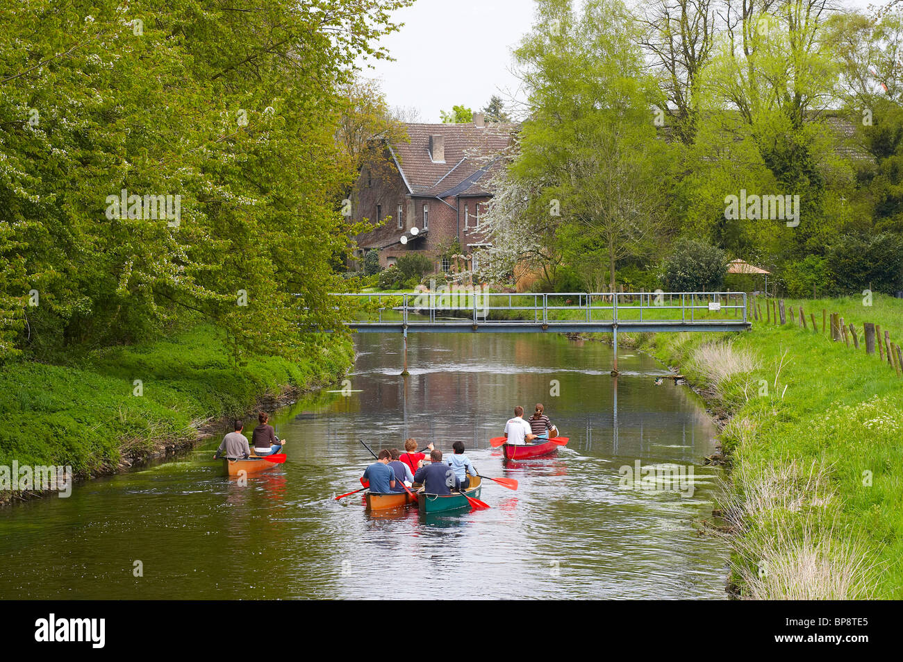 Canoa sul fiume Niers vicino Vinrath, molla, Niederrhein, Renania settentrionale-Vestfalia, Germania, Europa Foto Stock