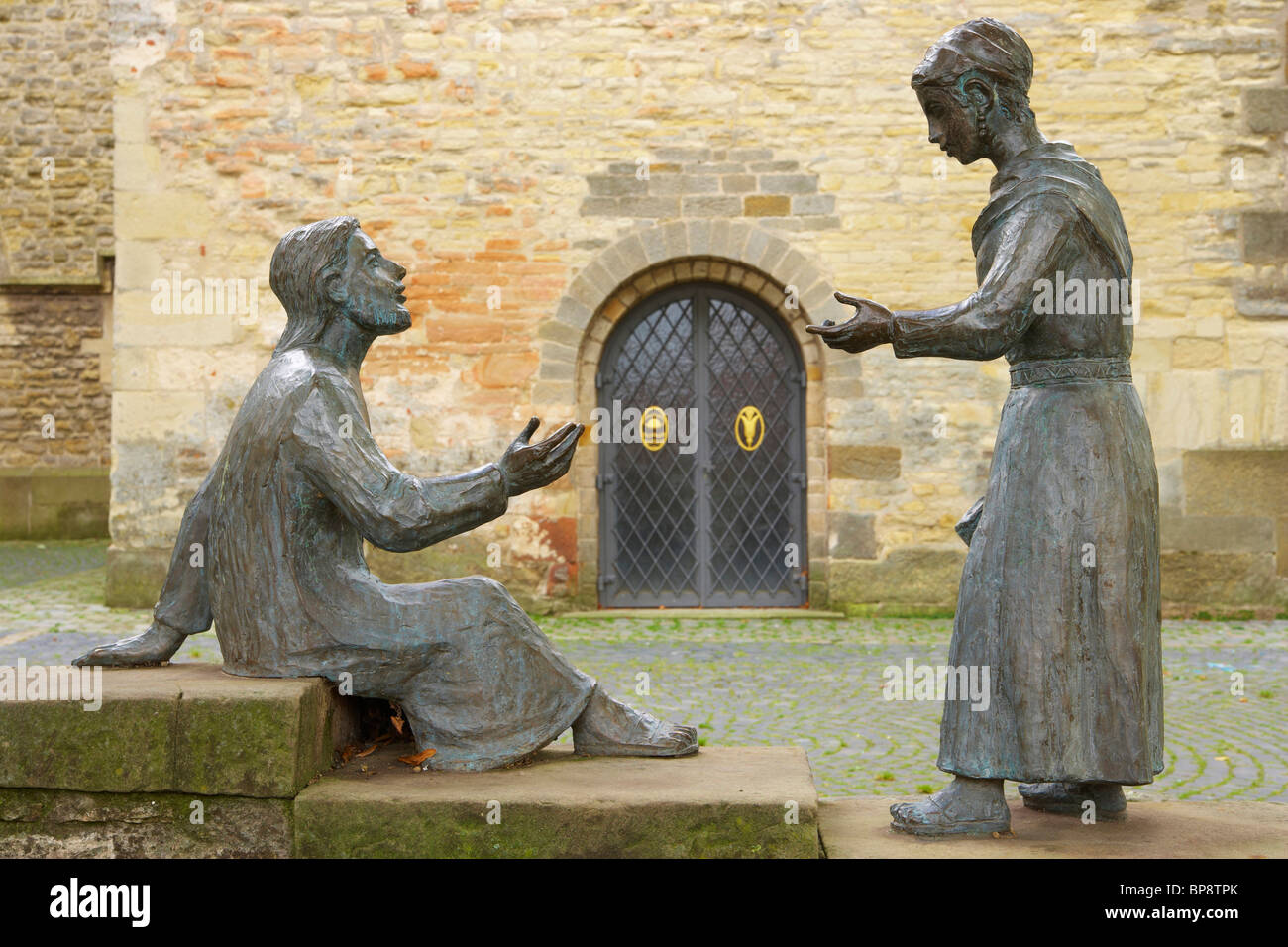 Foto all'aperto, la scultura di fronte a San Brictius-chiesa, Schoeppingen, Muensterland, Nordrhein-Westfalen e, Germania, Europa Foto Stock