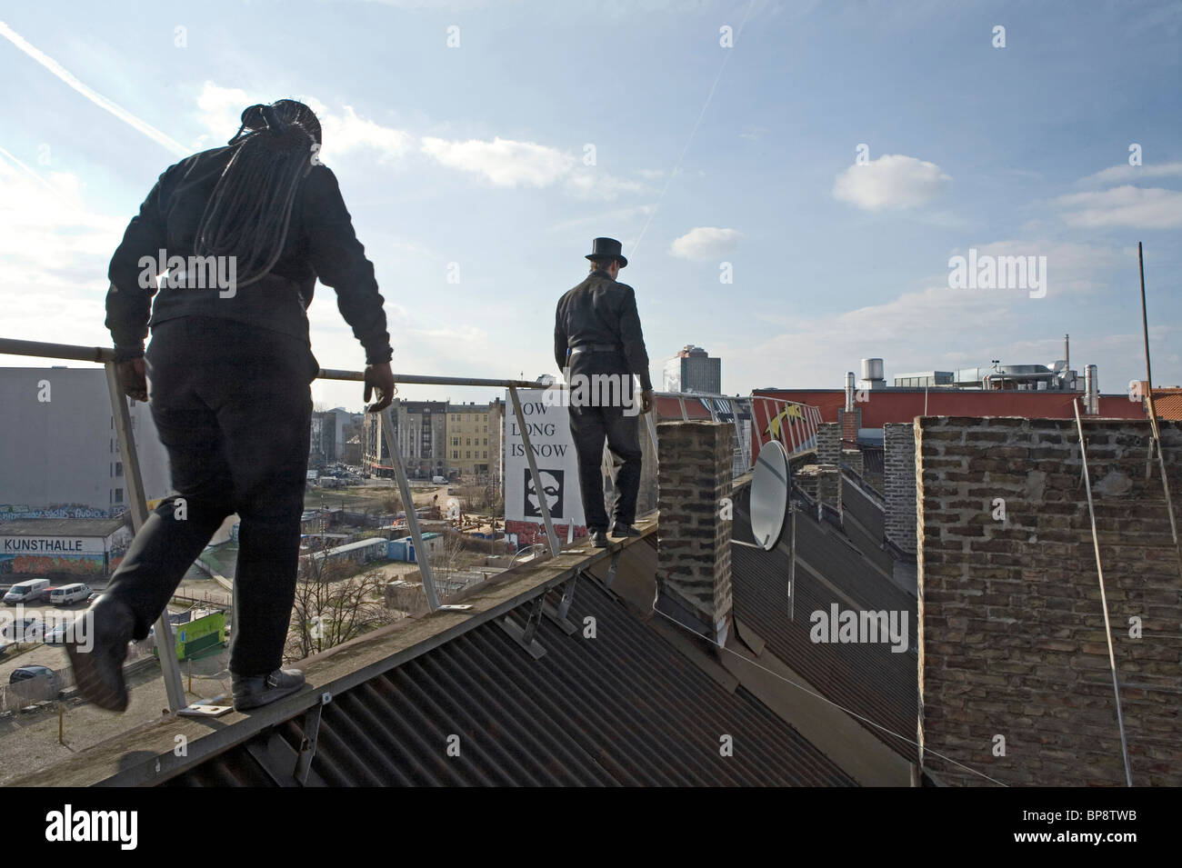 Spazzacamino sul ferro corrugato tetto, Berlino, Germania Foto Stock