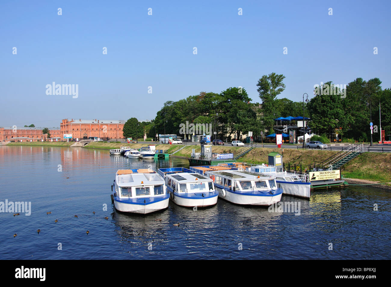 Il fiume che circonda la fortezza di Pietro e Paolo, Zayachy Isola, San Pietroburgo, regione nord-occidentale, la Russia Foto Stock