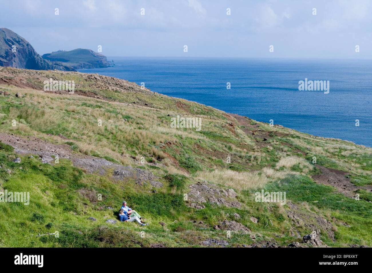 Gli escursionisti relax su una passeggiata a Ponta de Sao Laurenco, vicino conico, Madeira, Portogallo Foto Stock