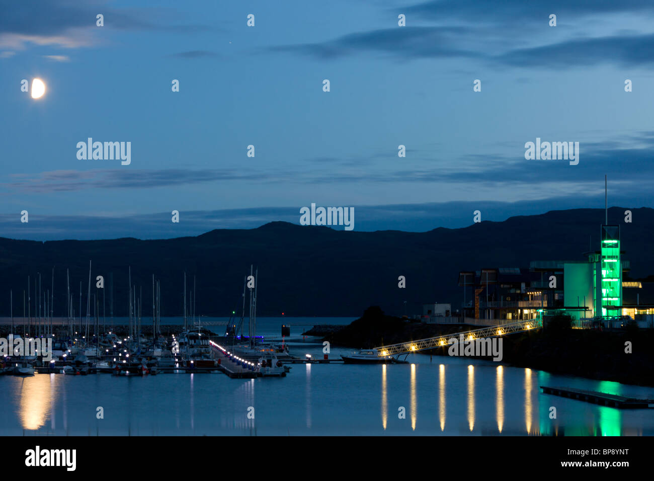 La nuova marina Portavadie complessa al crepuscolo Foto Stock