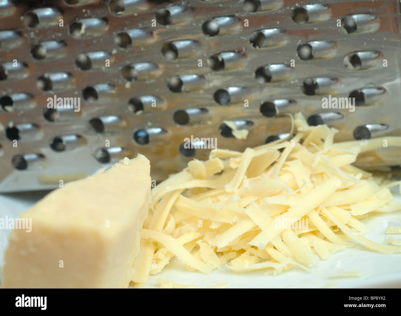 Il formaggio grattugiato e Grattuggia formaggio Foto Stock