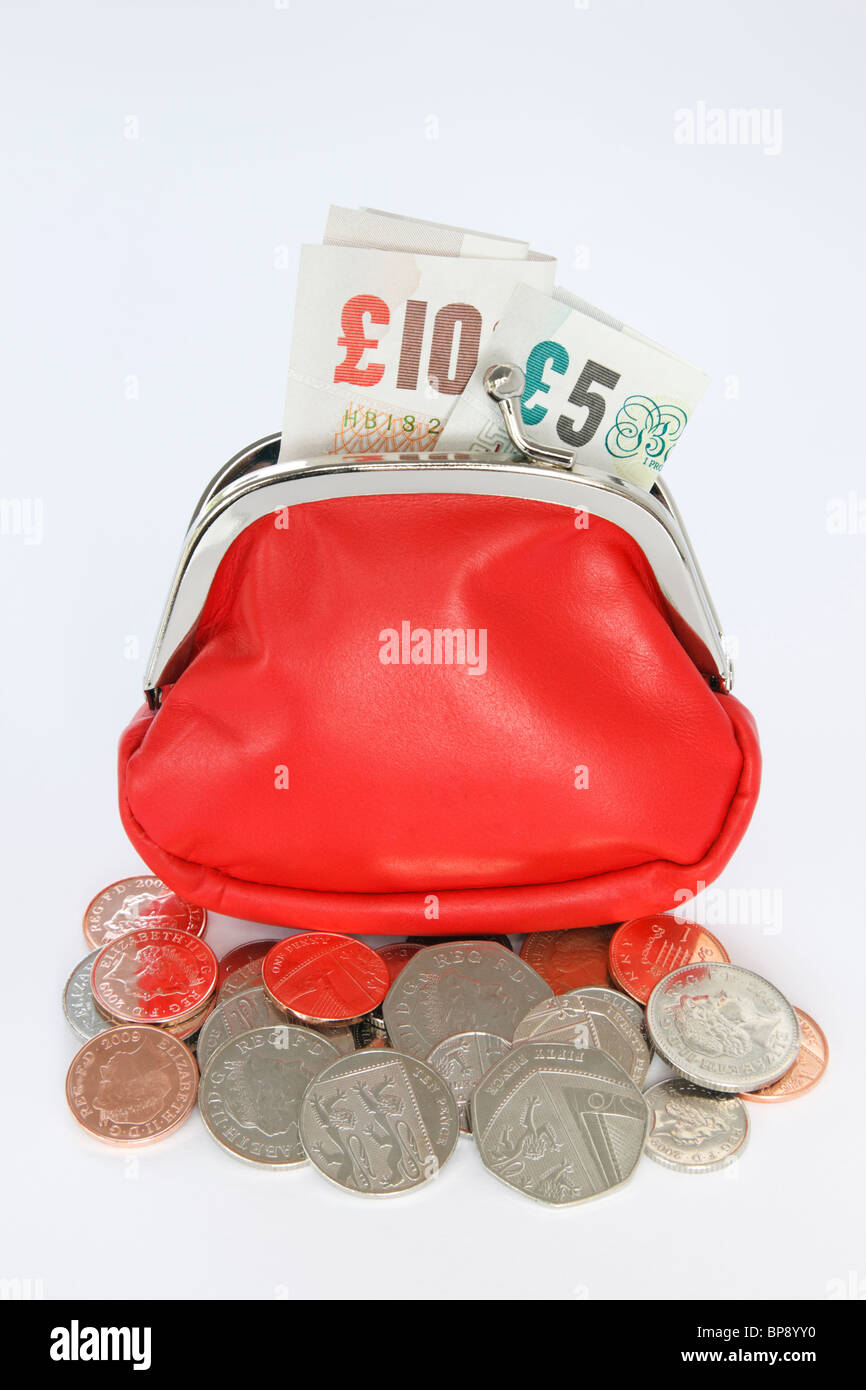 Borsetta di denaro rossa contenente banconote inglesi da dieci e cinque sterline con alcune monete che fuoriescono su uno sfondo bianco chiaro. Inghilterra, Regno Unito, Gran Bretagna Foto Stock
