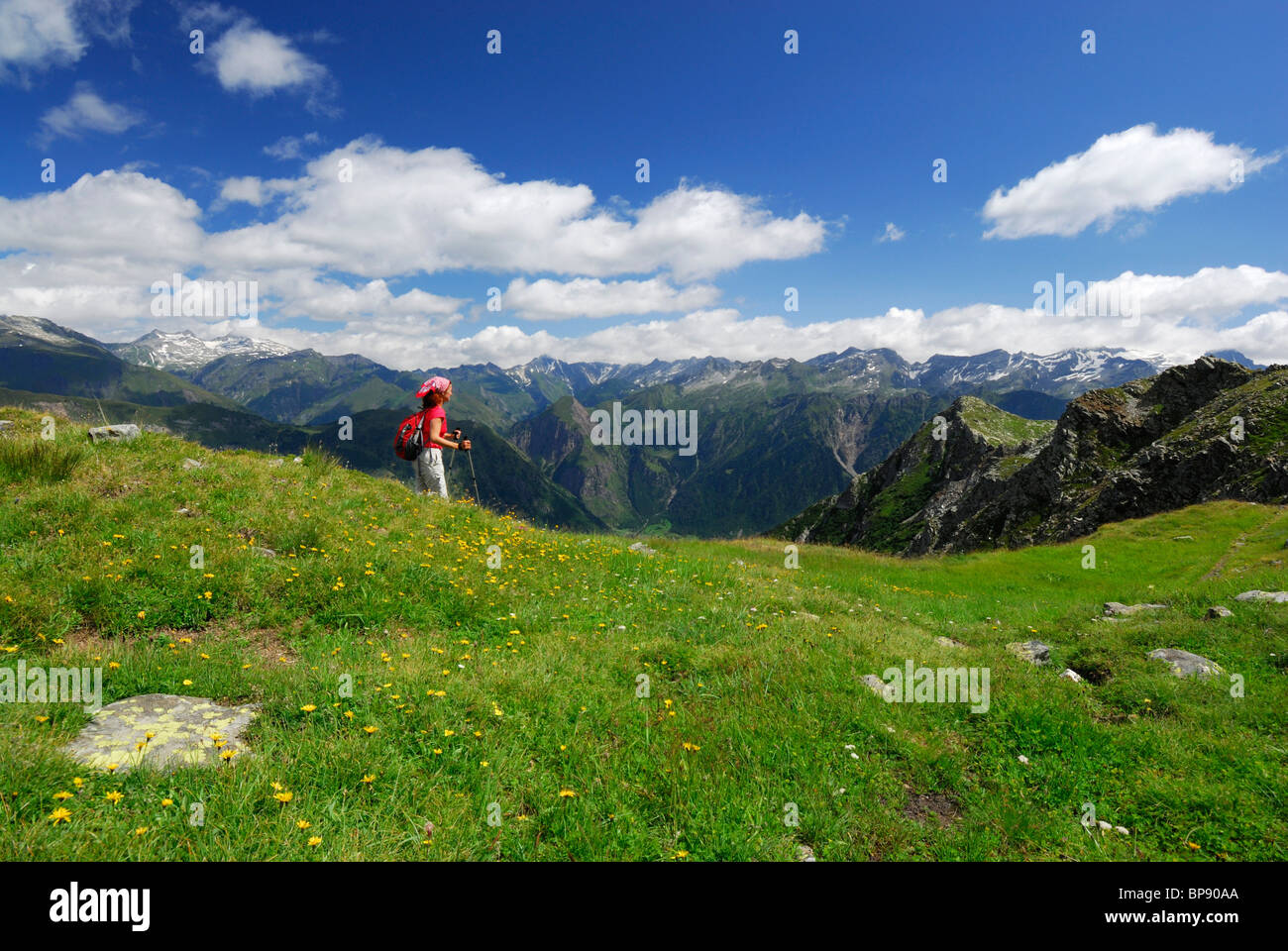 Donna escursionismo su pascoli di montagna, la Valle Santa Maria, Ticino Alpi del Canton Ticino, Svizzera Foto Stock