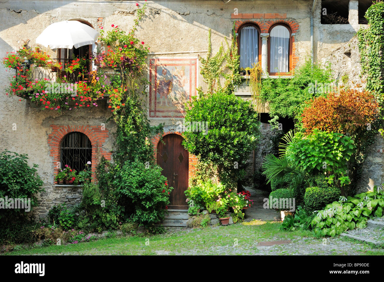 Casa con affreschi e decorazioni floreali, Barna, Monti Lariani, Lago di Como, Lombardia, Italia Foto Stock