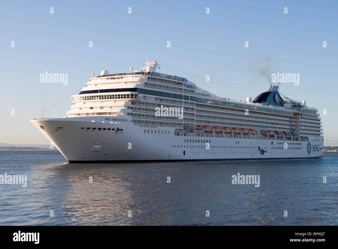 Cruiseship MSC Orchestra sul fiume Tejo, Lisbona Lisboa Portogallo, Europa Foto Stock