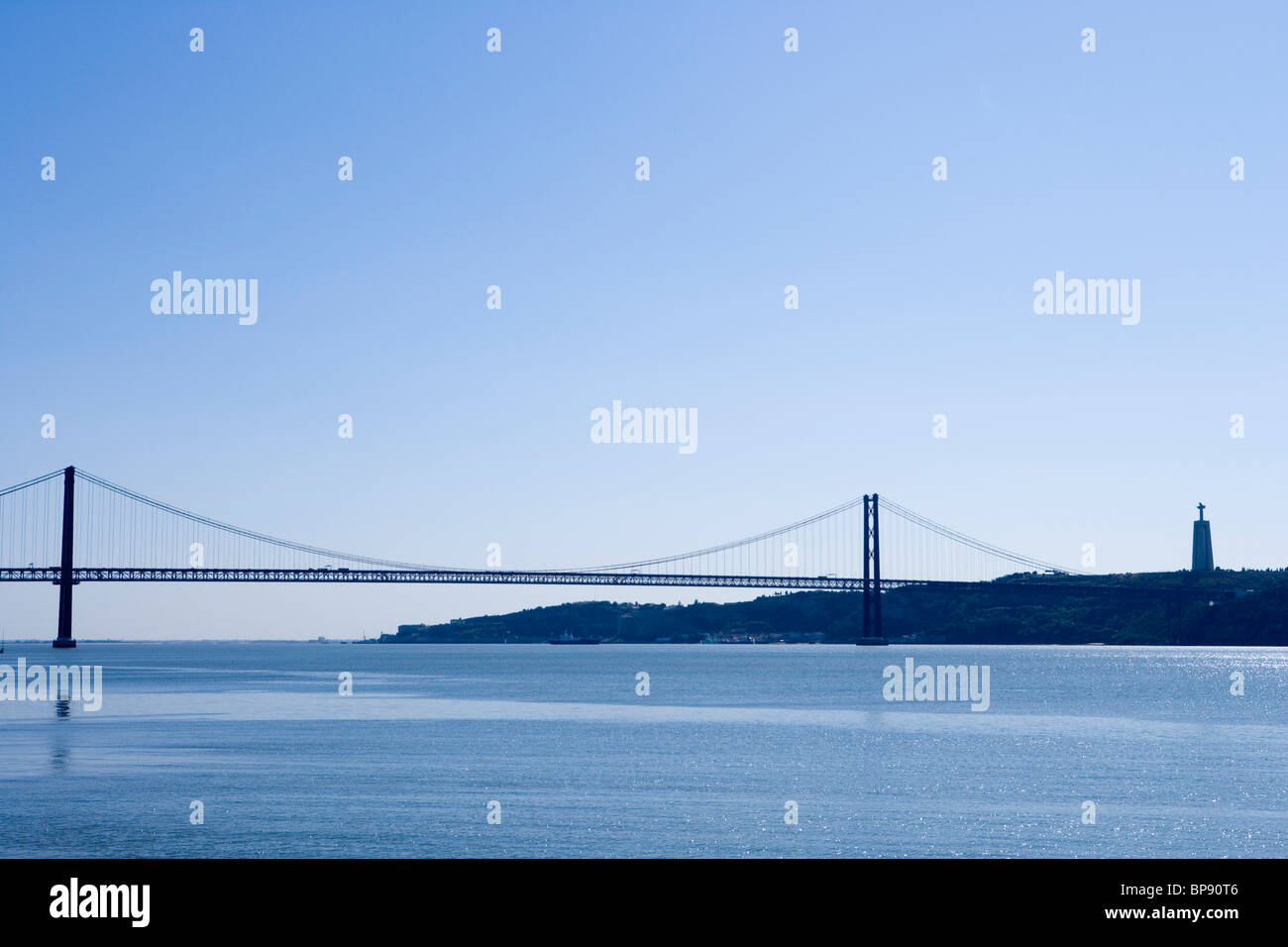 Il Ponte 25 de Abril ponte che attraversa il fiume Tago a Lisbona Lisboa Portogallo, Europa Foto Stock