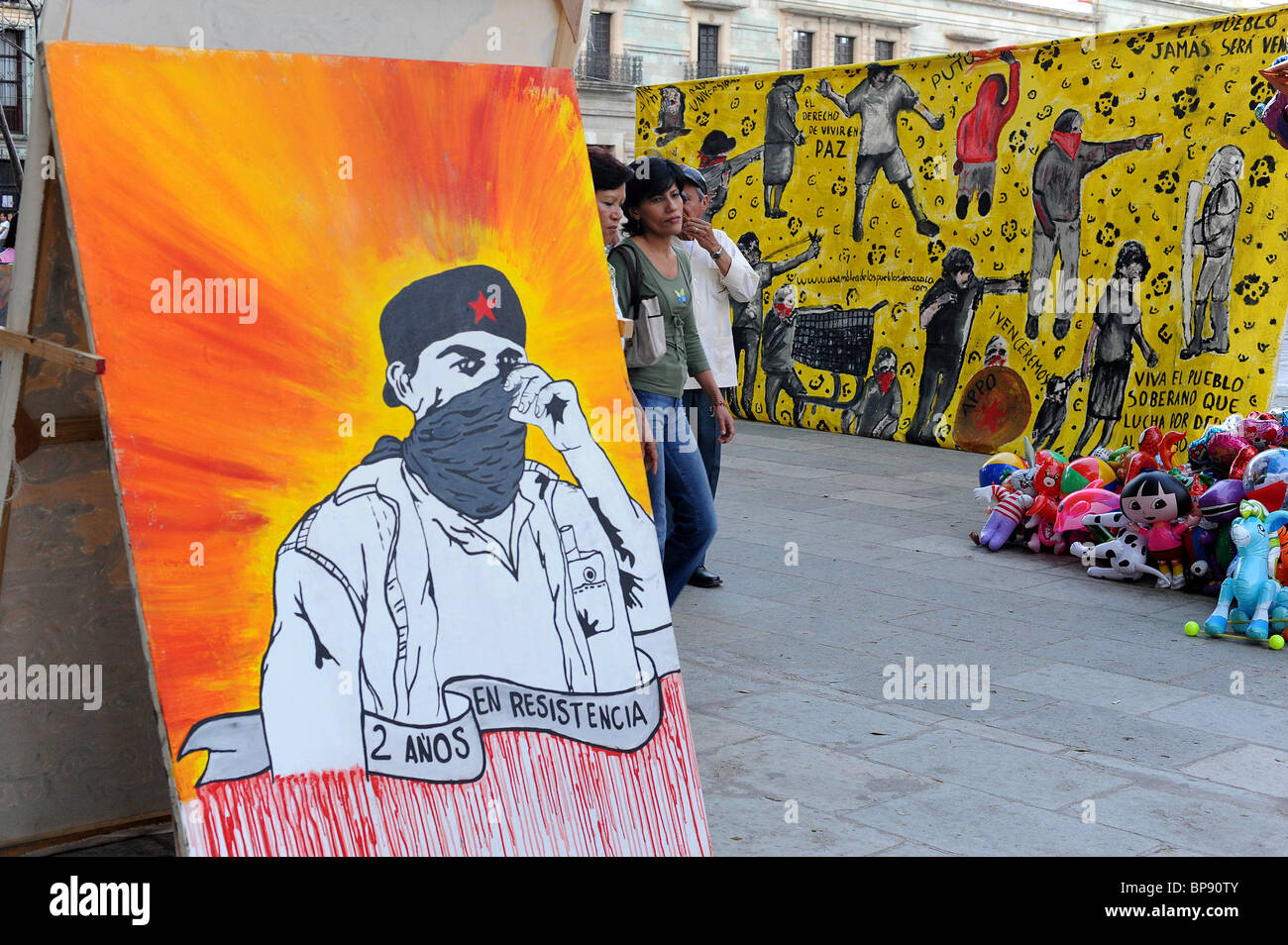 Immagini di politici esposti nella pubblica piazza Zocola, Oaxaca, Messico Foto Stock