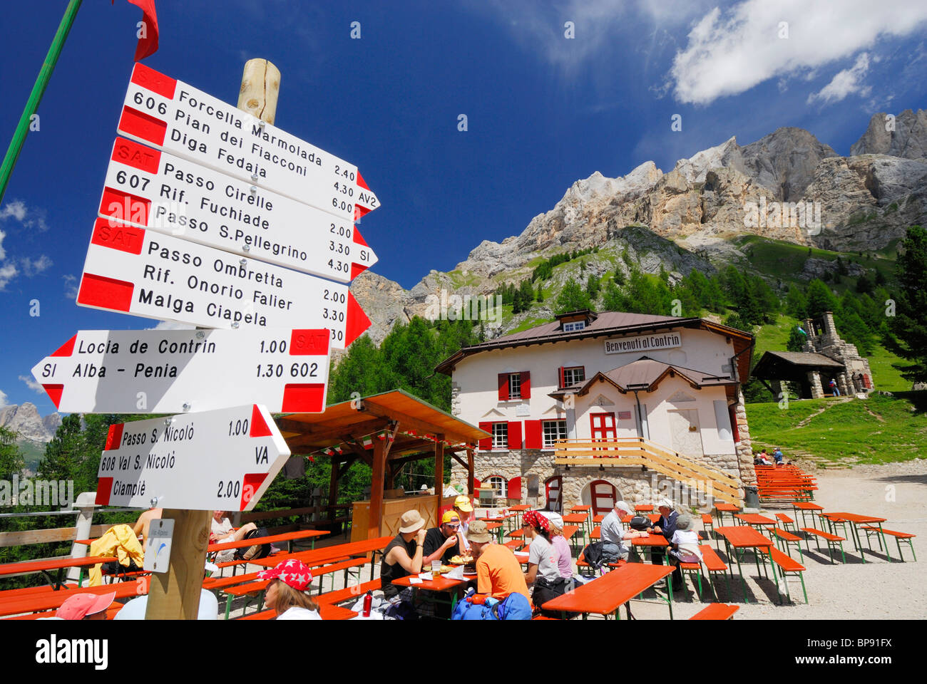 Cartello vicino Rifugio Contrin, Vernel, Marmolada, Dolomiti, Trentino-Alto Adige, Italia Foto Stock