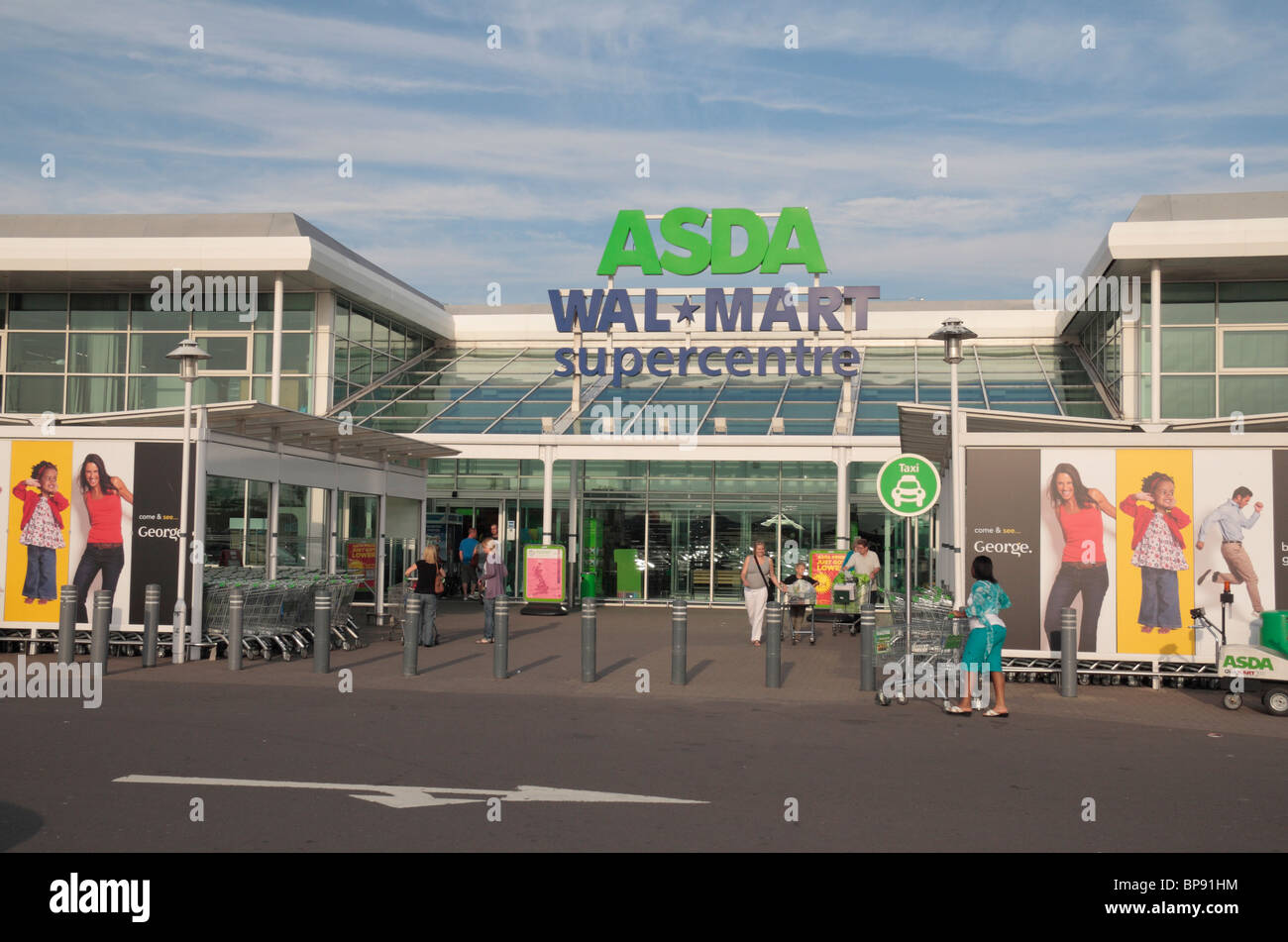 La Asda & Wallmart loghi e segni sopra l'entrata di un negozio nelle Midlands, Regno Unito. Foto Stock