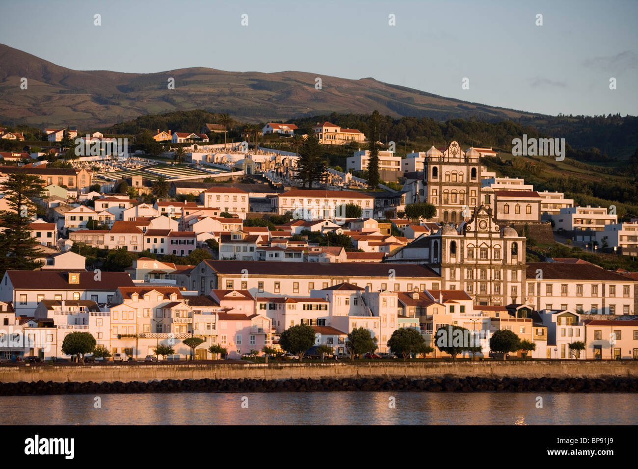 Chiese Parrocchiali nella luce del mattino, Horta, isola di Faial, Azzorre, Portogallo, Europa Foto Stock