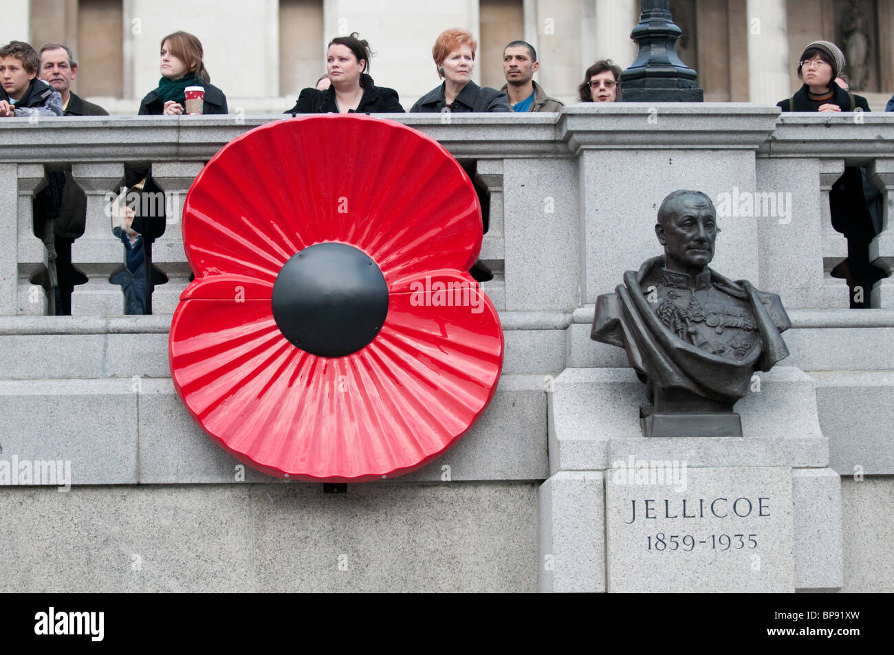 Giorno del Ricordo. Le persone si radunano in Trafalgar Square per due minuti di silenzio e di collocare il papavero petali a fontane. Foto Stock