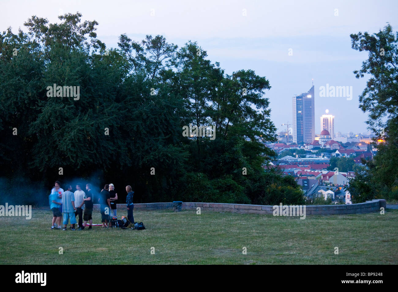 I giovani sulla collina Fockeberg in serata, Lipsia, Sassonia, Germania Foto Stock