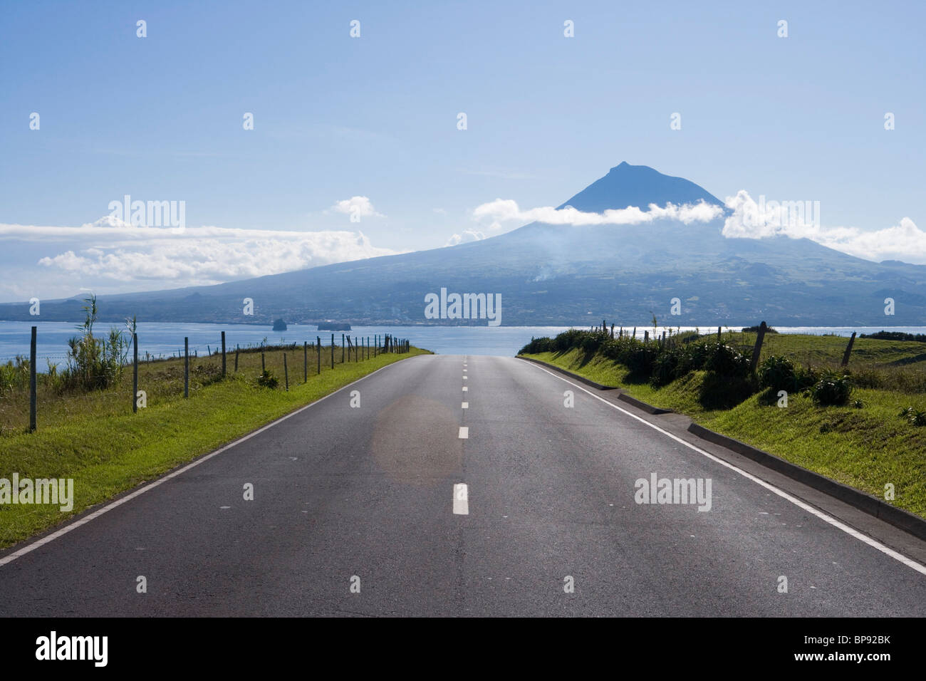 Strada con vista verso l'isola di Pico, Horta, isola di Faial, Azzorre, Portogallo, Europa Foto Stock