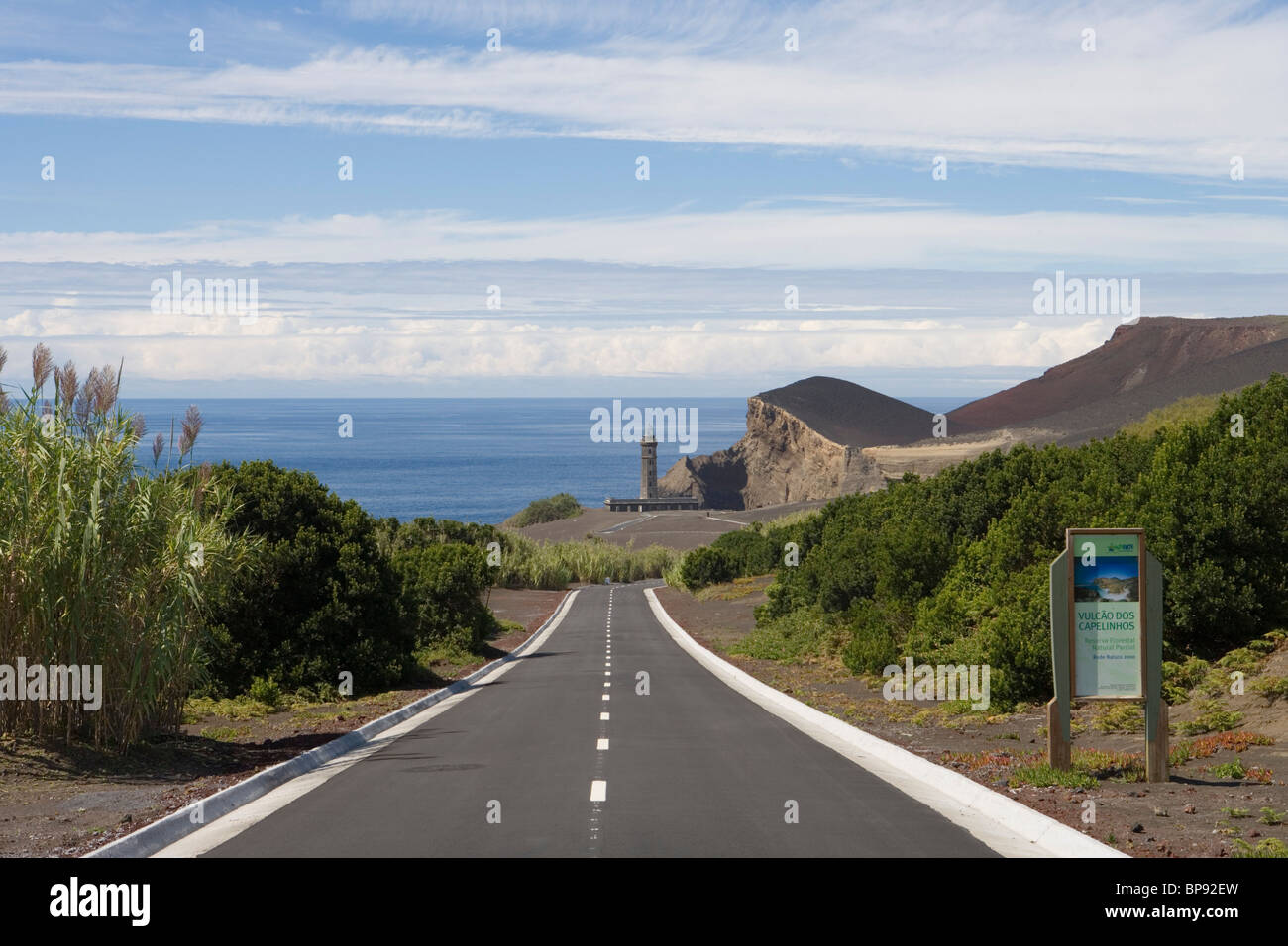 Strada per Capelinhos faro, l'isola di Faial, Azzorre, Portogallo, Europa Foto Stock