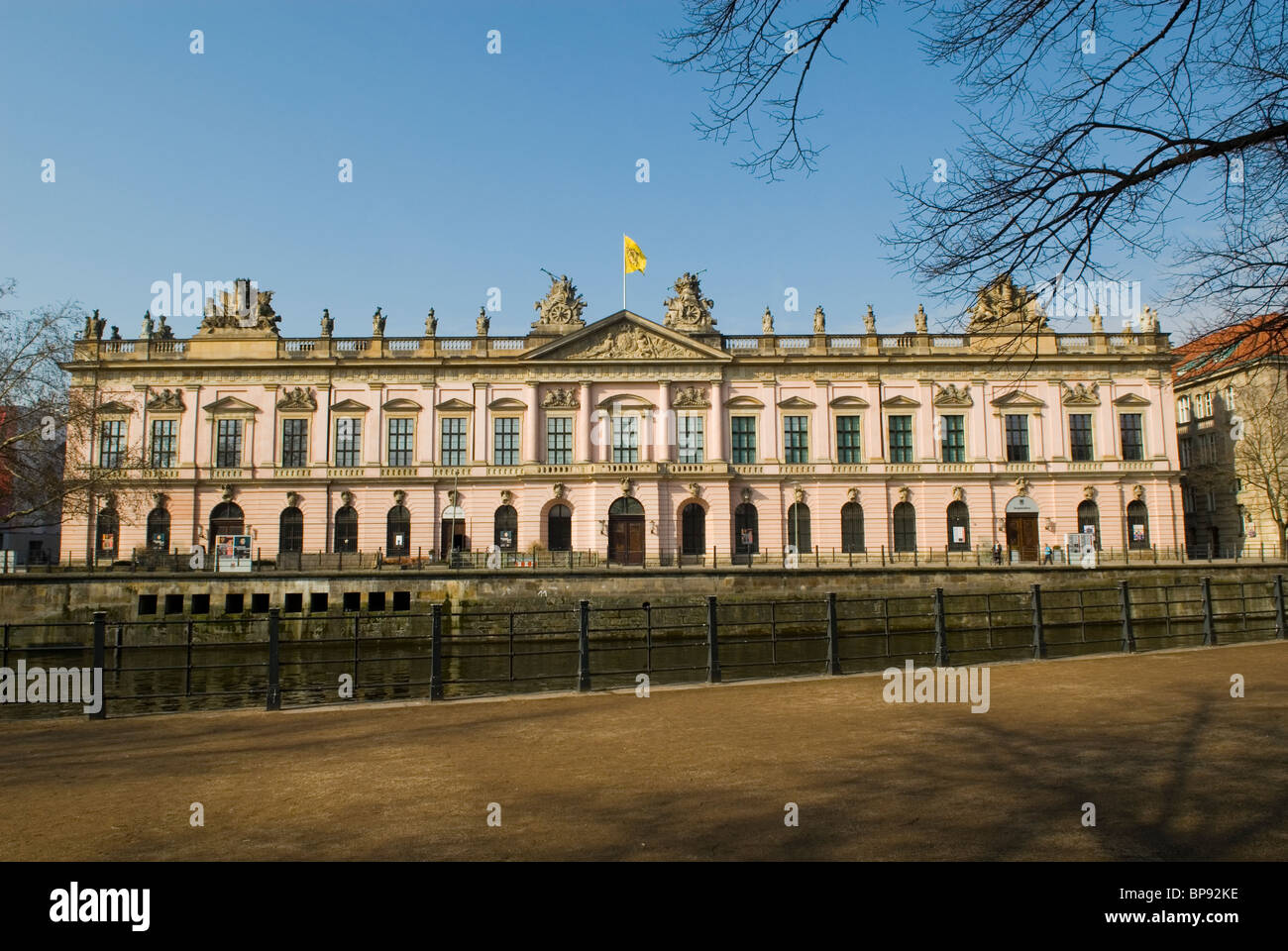 Zeughaus historisches , vecchio arsenale museum Unter den Linden Berlino Germania Foto Stock