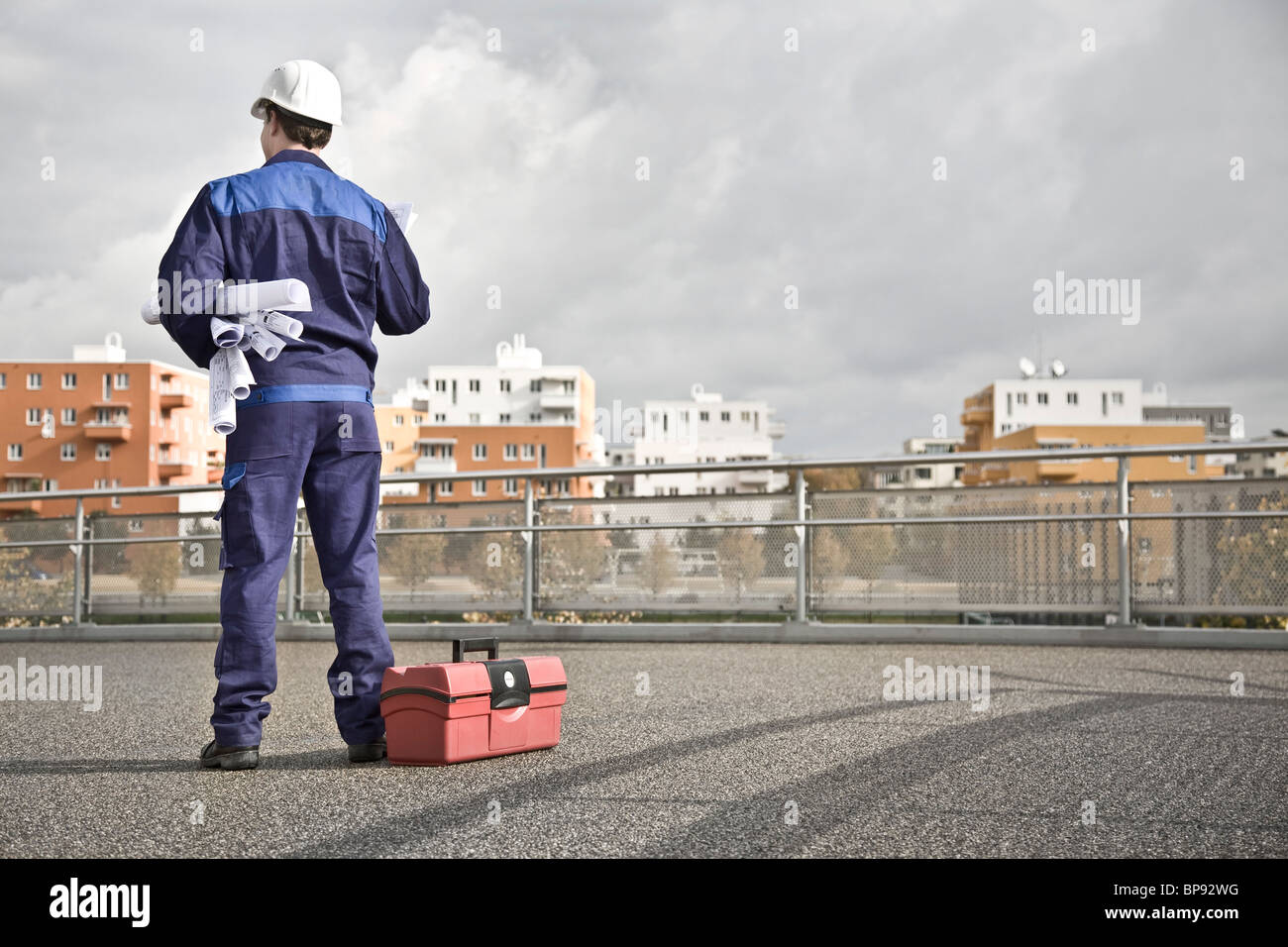 Lavoratore edile con piani, Monaco di Baviera, Germania Foto Stock