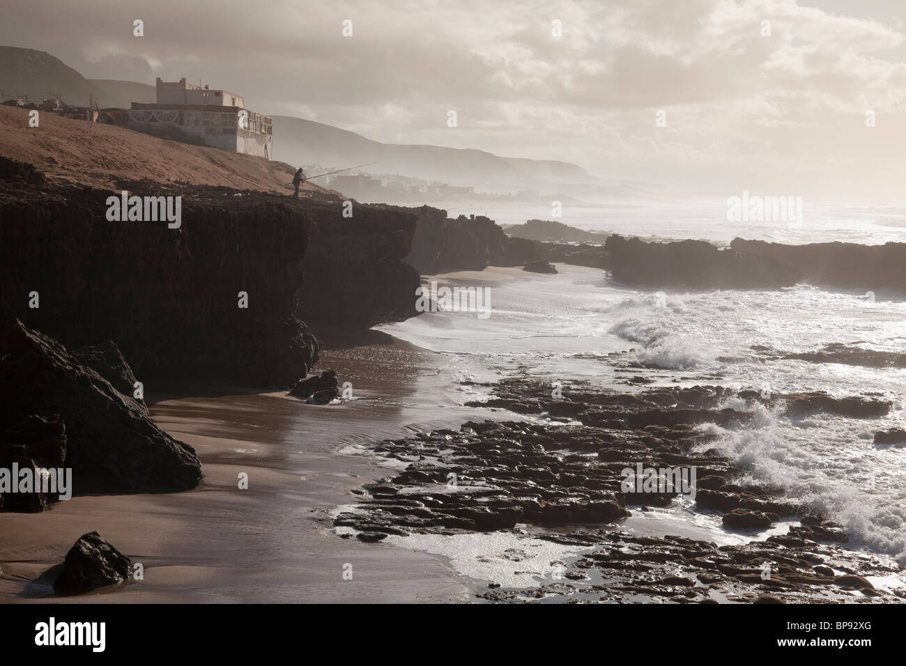 Spiaggia Aglou costa con pescatori lontani, vicino a Tiznit, costa atlantica, Marocco Foto Stock